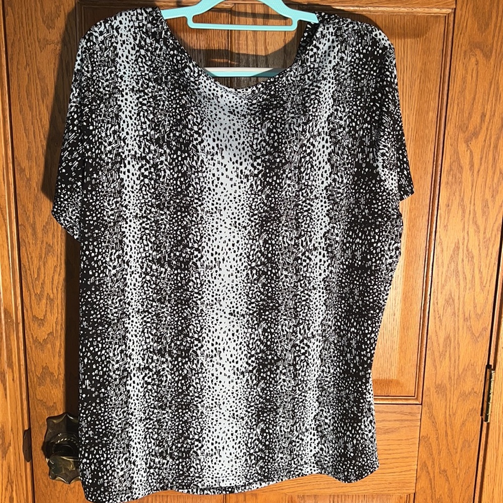 Softly draping neckline - Picture 2 of 5